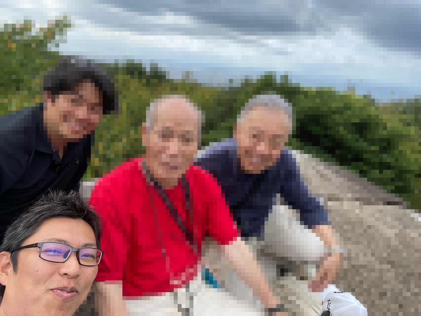 高知の地域の人々と並ぶ照井裕介氏の集合写真