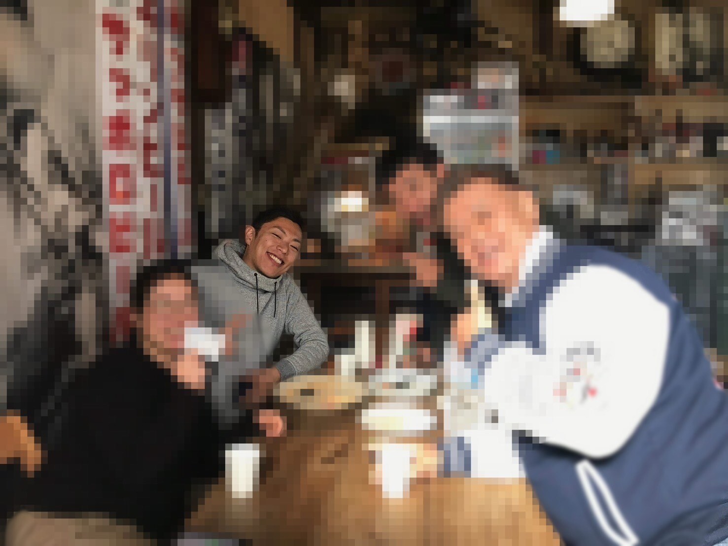 テーブルを囲む照井裕介氏と仲間たち